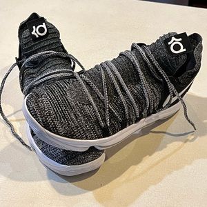KD ‘Oreo’ Men’s Size 13 Excellent Condition! No Box. Only worn once.